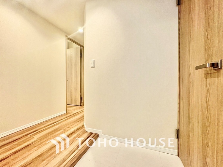 玄関 真っ直ぐに行く。新たな生活へ。これから歩むその一足がまた新たな道となる。