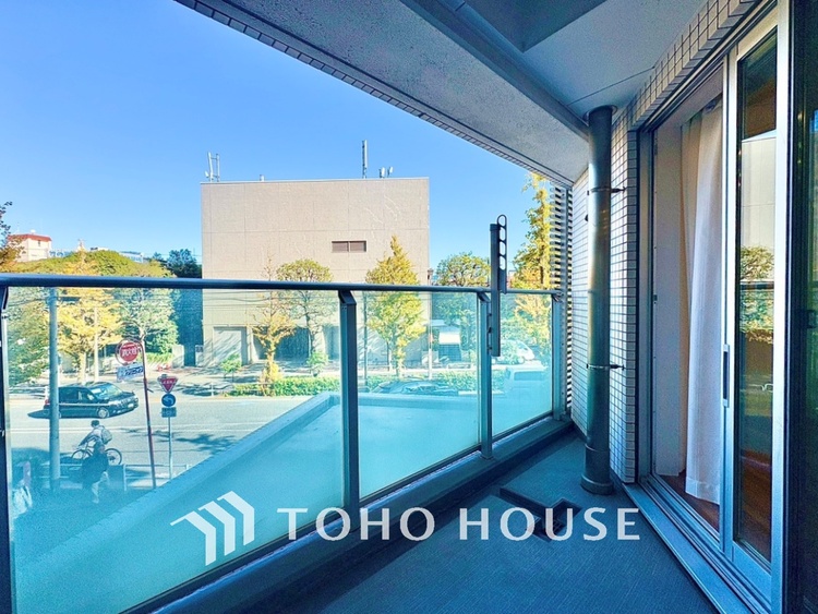 バルコニー ここからは空が遠くまで見える。紺碧、曇天、茜色。心もともに映り変わる。東京にもあったんだ。こんな景色が・・・。