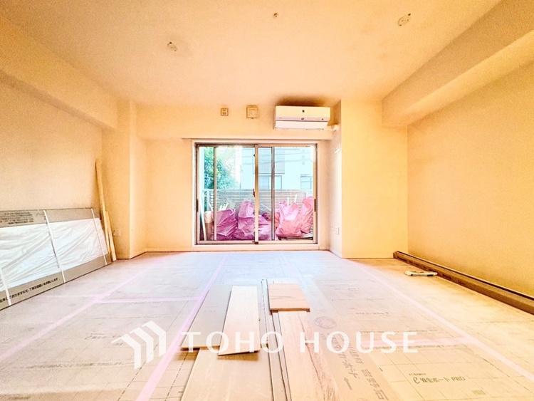 内装 太陽光をたくさん感じながら、明るく豊かな暮らしを約束する住まい。四季の移ろいを感じながら過ごす毎日。なんとなく幸せ。