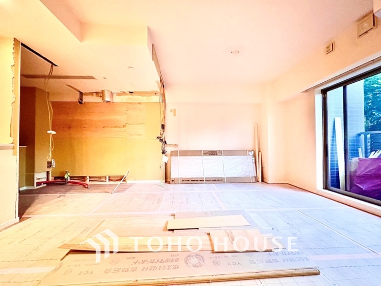 内装 太陽の光をスマートにリビングへ。時によって変化をもたらす採光。朝は目覚め、昼は安らぎ、そして夕時は温もりを。