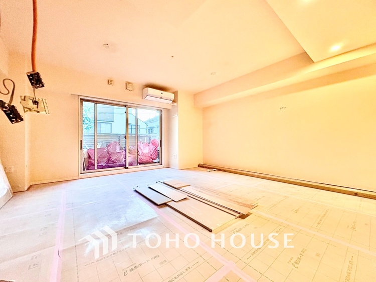 内装 太陽光をたくさん感じながら、明るく豊かな暮らしを約束する住まい。四季の移ろいを感じながら、我が子の成長を見守る。そんな家がここに。