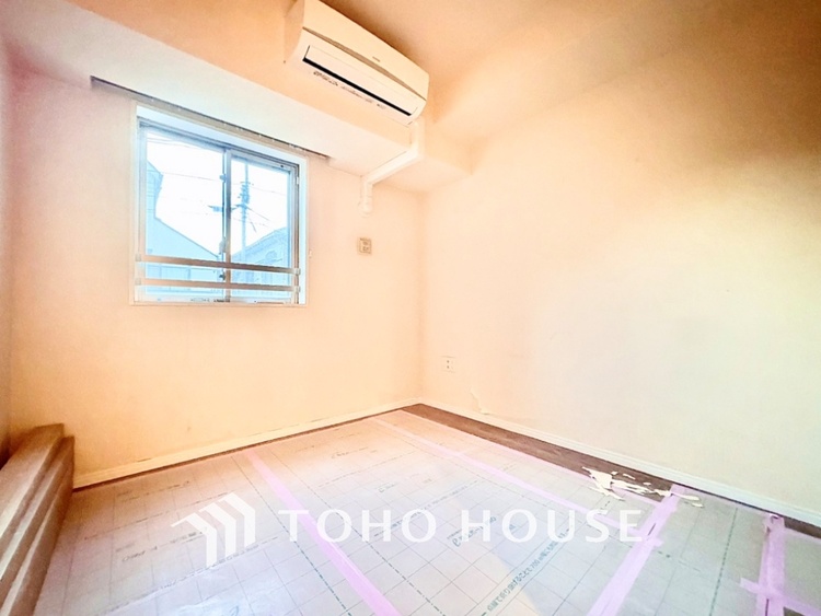 内装 プライベートルームでは静かに時を過ごしたい。読書をして、物思いにふける。光りに満たされた安らぎの空間。