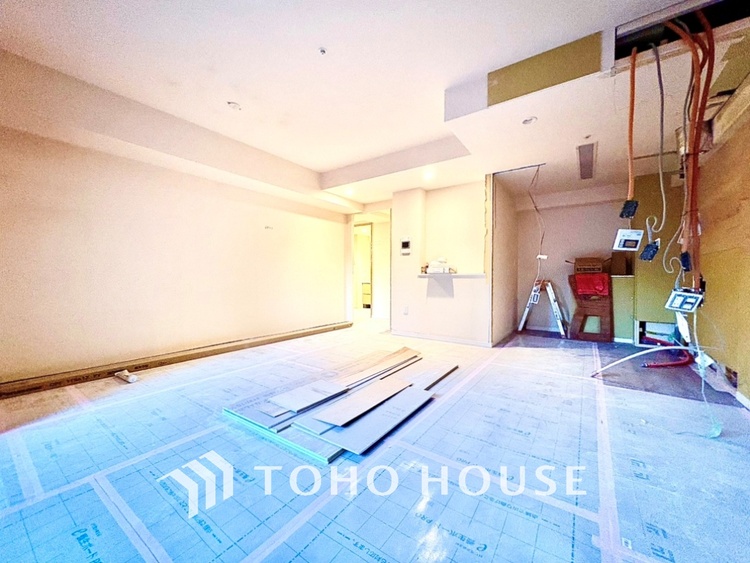 内装 夕暮れ時に迎える優しい光。暖かく心休まるほっとする瞬間。家族のもとへ。幸せのもとへ。