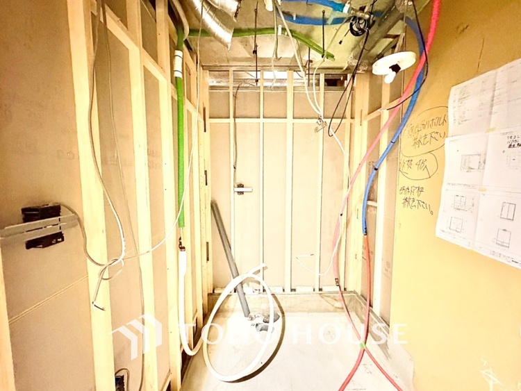 風呂 光に照らし出されたバスルーム。適度な湿度と静かに揺れる眼前の水面。広い浴槽にゆっくりと身を沈め深く瞑想をすれば、明日への新たな活力が膨らんでくる。