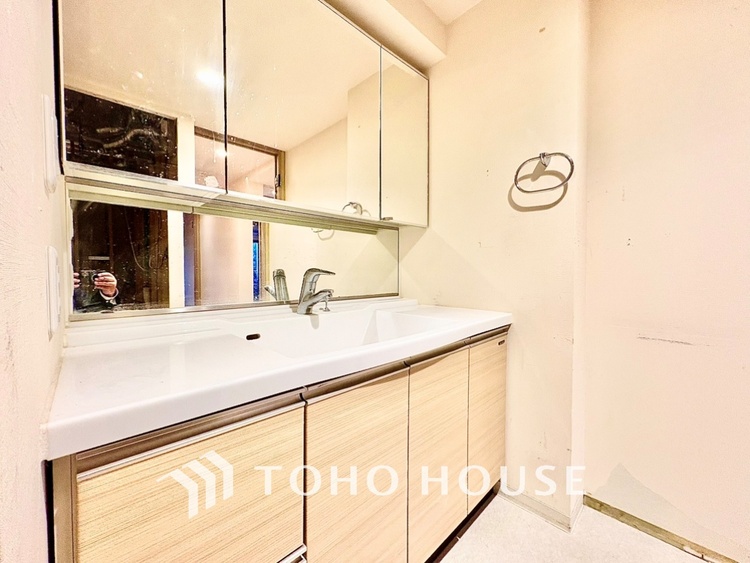 洗面 【Wash basin】十分な大きさの洗面台は収納力大。身だしなみチェックや歯磨きなど、朝の慌ただしい時間でも余裕とゆとりを感じられる。