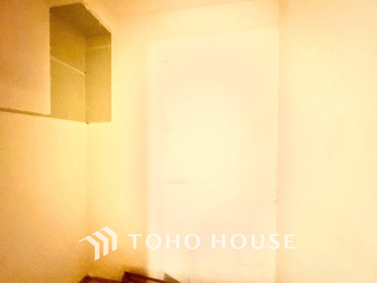 収納 壁一面の収納は、すっきりとした空間をもたらす。清潔感のあるスペースは「ただいま」の瞬間からくつろぎのスイッチを入れる。