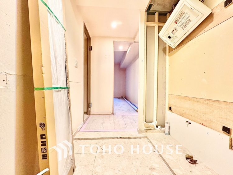 玄関 真っ直ぐに行く。新たな生活へ。これから歩むその一足がまた新たな道となる。