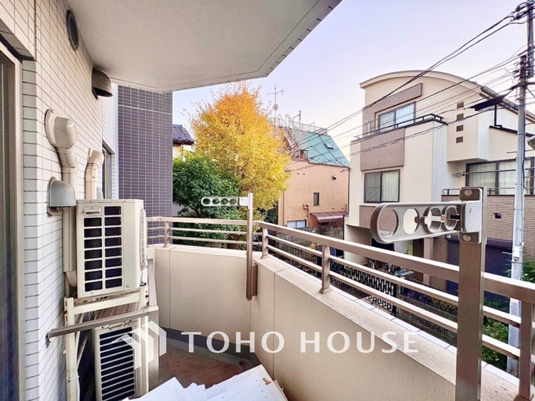 バルコニー ここからは空が遠くまで見える。紺碧、曇天、茜色。心もともに映り変わる。東京にもあったんだ。こんな景色が・・・。