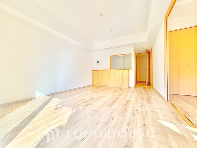 内装 ◆居心地のいい暮らし◆には欠かせない眩い採光。ゆったりとした幅の窓からこの空間に降り注ぐ採光が絶えない。明るいリビングこそ居心地のいい暮らしが待っているのだと思う。