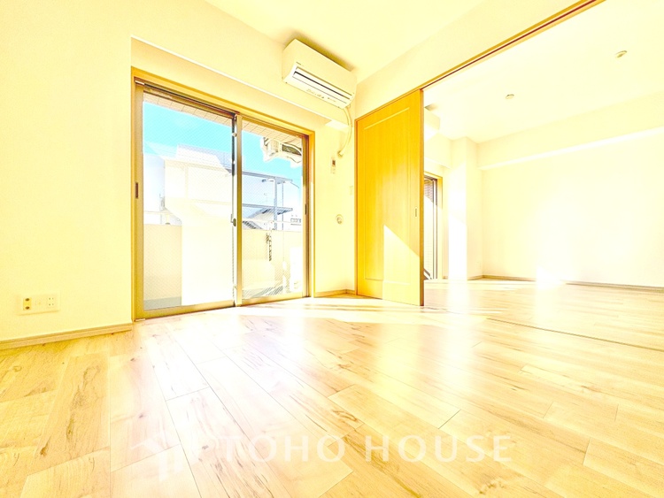 内装 ◆木漏れ日◆の様な採光が優しく足元を照らし、心地いい暮らしの道しるべを写し出す。この空間で過ごす家族との語らいの時間がとても素敵で幸せを感じるかもしれない。