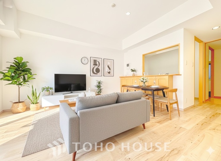 内装 ◆窓を開けると◆冷涼な風、そよぐリビング。だんらんの場所はここから始まり、ここで終わる。家族の笑顔が集う素敵な場所だから、こだわり抜いた思いが詰まっているのだと思う。※家具等はCGです。