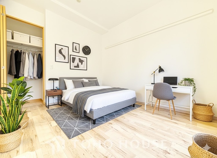 内装 ◆サンサンと◆差し込む太陽の光がこのリビングに笑いをもたらす。ソファの上のクッションがポカポカした暖気にぬくぬくと微睡んでいる。※家具等はCGです。