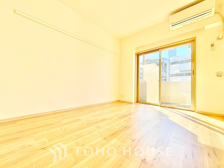 内装 ◆陽溜まり◆の温もりを感じ、ふわりと寄り添う太陽の妖精たちが自然と僕達を微睡ませる。うとうとしたい訳ではないがそんな時間が嫌いじゃない自分がここにいる。