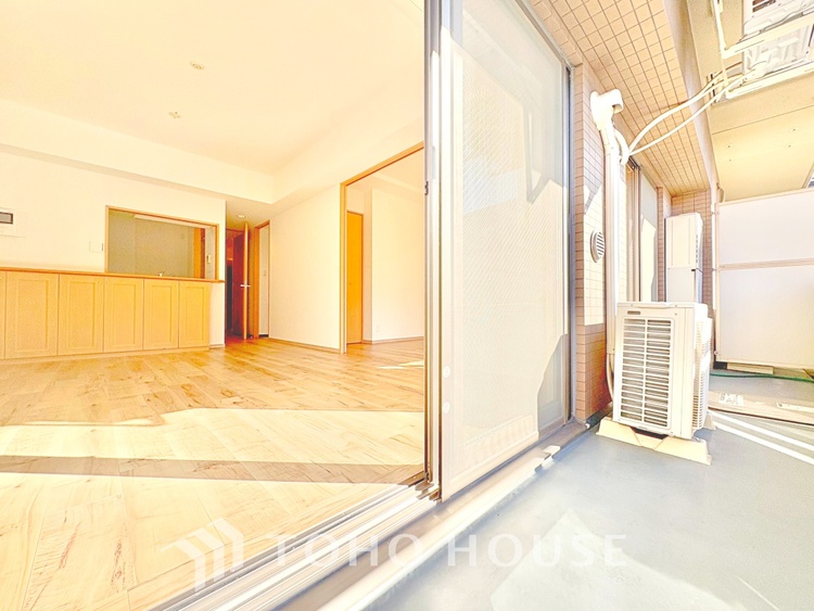 内装 ◆窓を開けると◆冷涼な風、そよぐリビング。だんらんの場所はここから始まり、ここで終わる。家族の笑顔が集う素敵な場所だから、こだわり抜いた思いが詰まっているのだと思う。