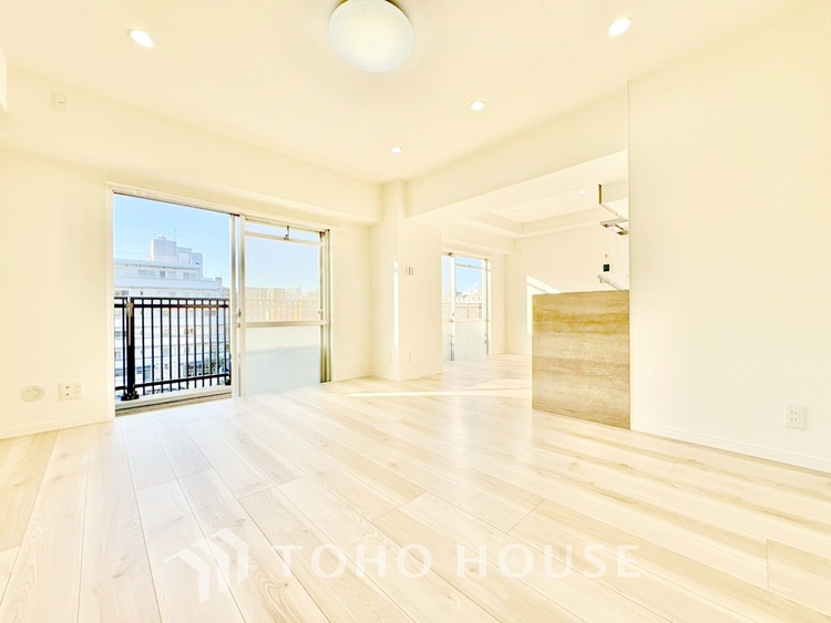 内装 ◆居心地のいい暮らし◆には欠かせない眩い採光。ゆったりとした幅の窓からこの空間に降り注ぐ採光が絶えない。明るいリビングこそ居心地のいい暮らしが待っているのだと思う。