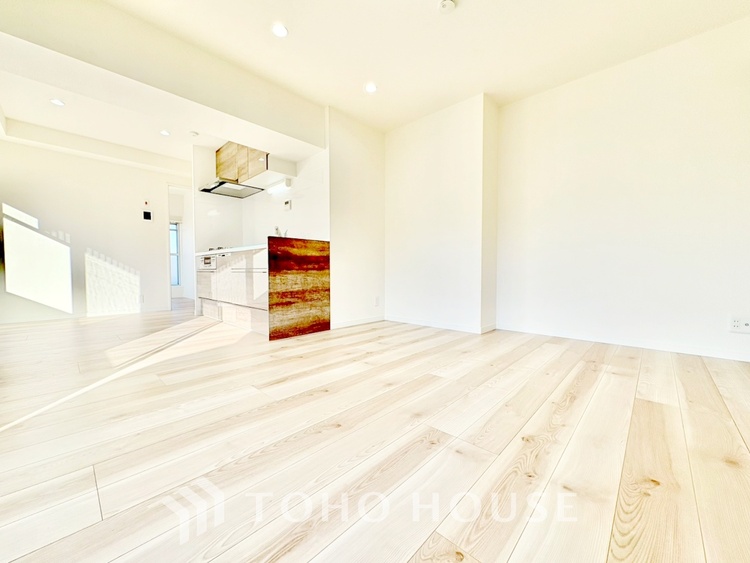 内装 ◆時を忘れる場所◆ここにはみんなが集い、食事と楽しい会話が始まる。話に夢中になりすぎて、ついつい時を忘れ夜半過ぎになってしまう。そんな束の間の幸せを感じさせてくれる場所でありたい。