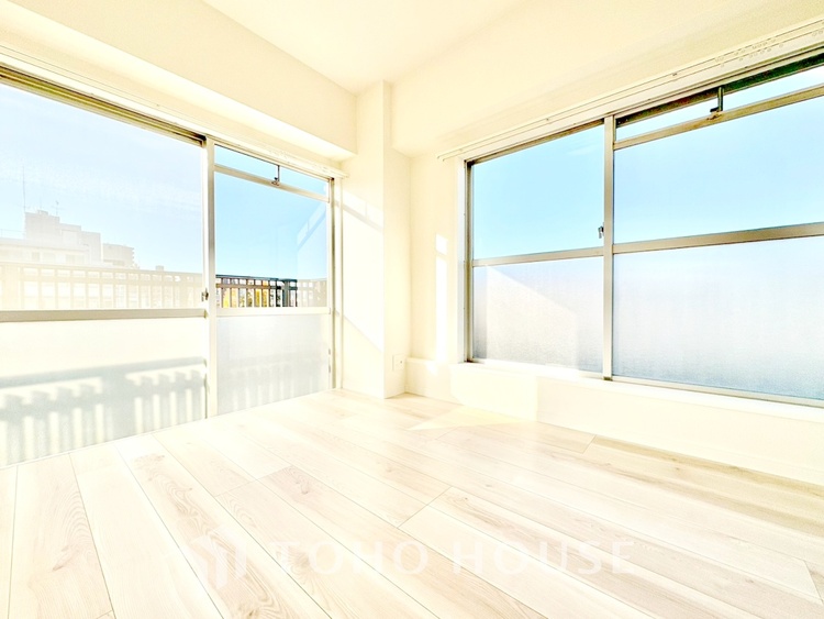 内装 ◆木漏れ日◆の様な採光が優しく足元を照らし、心地いい暮らしの道しるべを写し出す。この空間で過ごす家族との語らいの時間がとても素敵で幸せを感じるかもしれない。