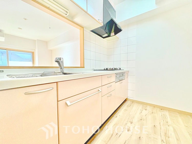 キッチン ◆結ばれた◆玄関ドアを開けるとリビングから聞こえる小走りの足音。靴を脱ぎかけ目の前に立つ君の瞳と交差する。君は微笑みその刹那に心奪われる。佇む僕と君の間に赤い糸が結ばれた。