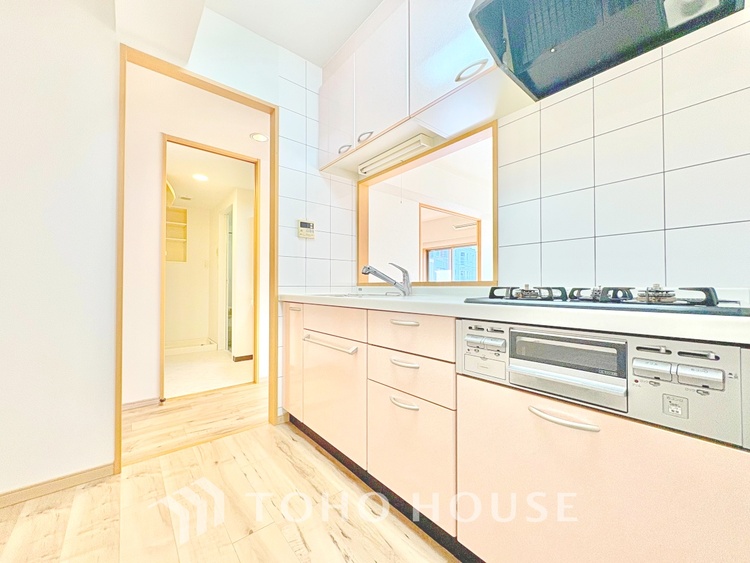 キッチン ◆ここに在る◆事も無げに美しく、伝えるには筆舌に尽くし難い。豪華絢爛や華美と言う事ではなく、住まう者にとって暮らし易く心地がいいと言う美しさがこの住まいには込められている。