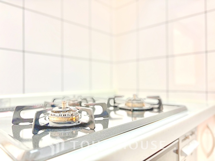 キッチン ◆色彩◆この空間に放たれた光は華美なまでに演出されたデザイン。流れる時をより芳醇なコーヒーの様な色彩奏でるアダージョ。そして情景豊かな作品のような暮らしがイメージできる。