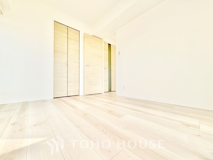 内装 ◆サンサンと◆差し込む太陽の光がこのリビングに笑いをもたらす。ソファの上のクッションがポカポカした暖気にぬくぬくと微睡んでいる。