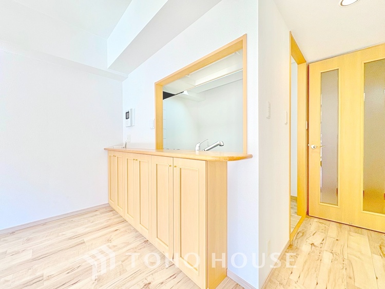 キッチン ◆今宵の食卓◆ダウンライトに反射するグラスを眺めながらワインを注ぐ。トクトクと心地いい音をさせながら、フランスの古城を思わせる薫りがたちこめ、とても幸せな時を過ごせる。