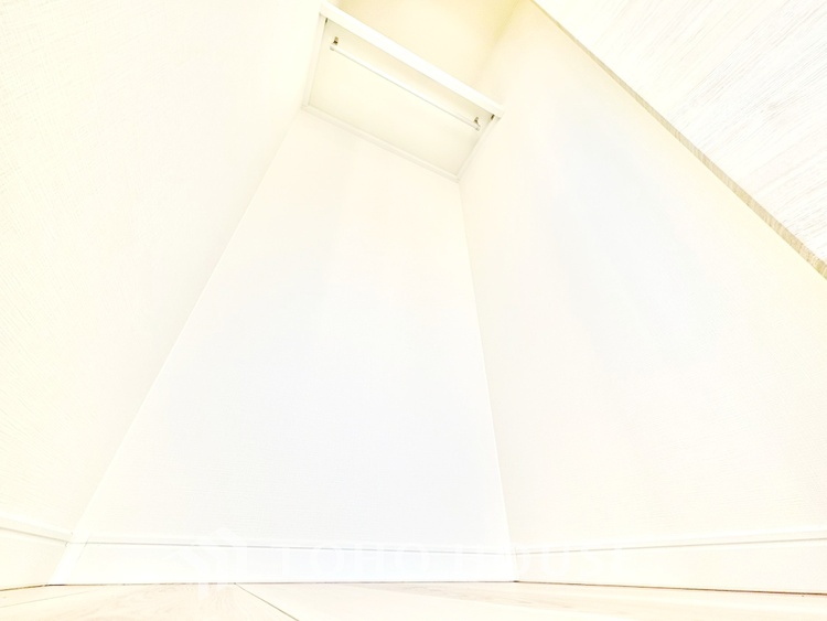 内装 ◆陽溜まり◆の温もりを感じ、ふわりと寄り添う太陽の妖精たちが自然と僕達を微睡ませる。うとうとしたい訳ではないがそんな時間が嫌いじゃない自分がここにいる。