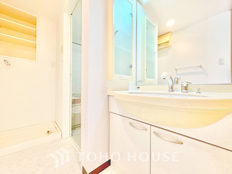 風呂 ◆今宵の食卓◆ダウンライトに反射するグラスを眺めながらワインを注ぐ。トクトクと心地いい音をさせながら、フランスの古城を思わせる薫りがたちこめ、とても幸せな時を過ごせる。