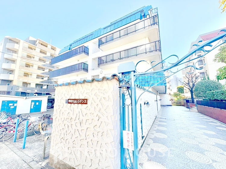 外観 ◆水面に映る◆紅葉を纏った山々を眺め、美しさのあまり感嘆のため息を漏らした事は無いだろうか。いつしか忘れかけていた自然の美しさと力強さを思い出させてくれる、そんな景色がここにもある。