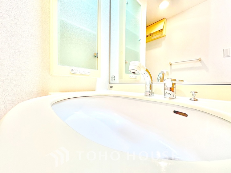 洗面 ◆リビングルーム◆そこには目を輝かせ笑顔で見つめてくれる君がいて、「おかえり」の言葉がこだまする。何気ない日々の挨拶は僕にとっては幸せで、同時に君の瞳にも恋している。