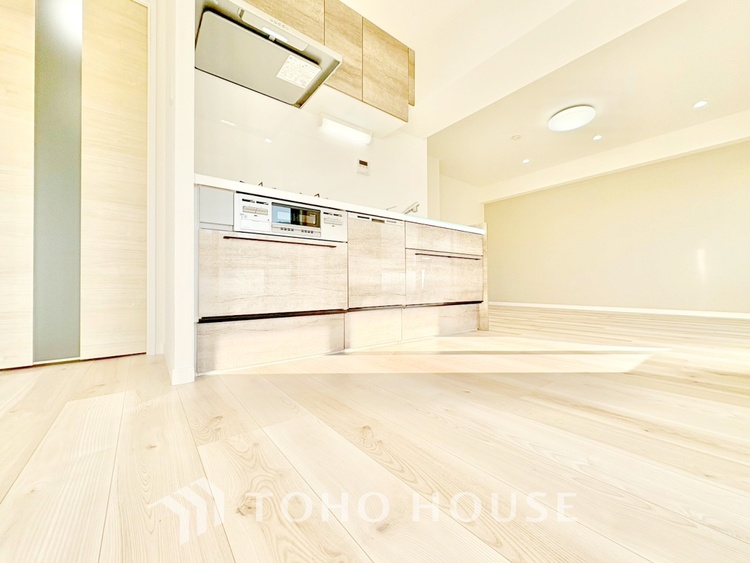 キッチン ◆結ばれた◆玄関ドアを開けるとリビングから聞こえる小走りの足音。靴を脱ぎかけ目の前に立つ君の瞳と交差する。君は微笑みその刹那に心奪われる。佇む僕と君の間に赤い糸が結ばれた。