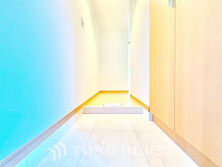 玄関 ◆海の向こうへ沈む夕日◆オレンジ色の光は大人になった今の僕にはわかる。1日の終わりを伝えに来たわけではなく、また明日が来る方へ導いてくれた事を。