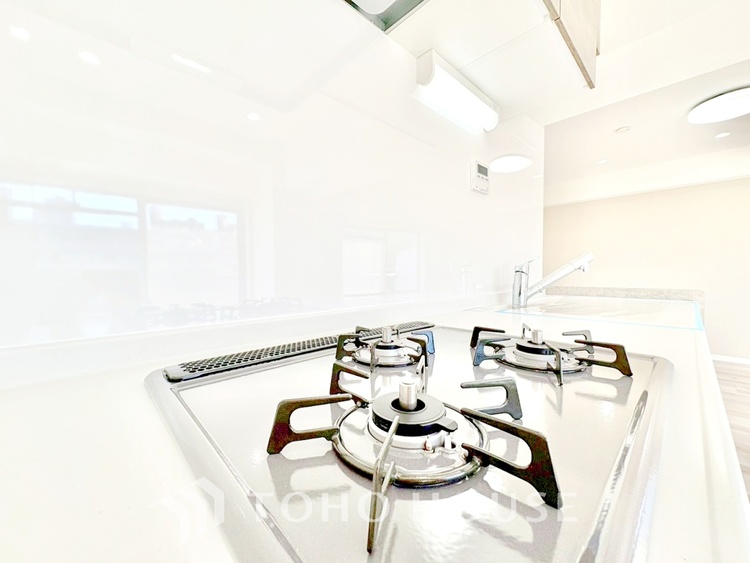 キッチン ◆ここに在る◆事も無げに美しく、伝えるには筆舌に尽くし難い。豪華絢爛や華美と言う事ではなく、住まう者にとって暮らし易く心地がいいと言う美しさがこの住まいには込められている。