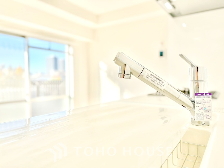 キッチン ◆隠された美しさ◆流麗な音楽が流れているような繊細でいながら整然かつ堅牢なこの空間。この空間は確かに美しい。しかし、そこには美しさ以上のものが隠されている。