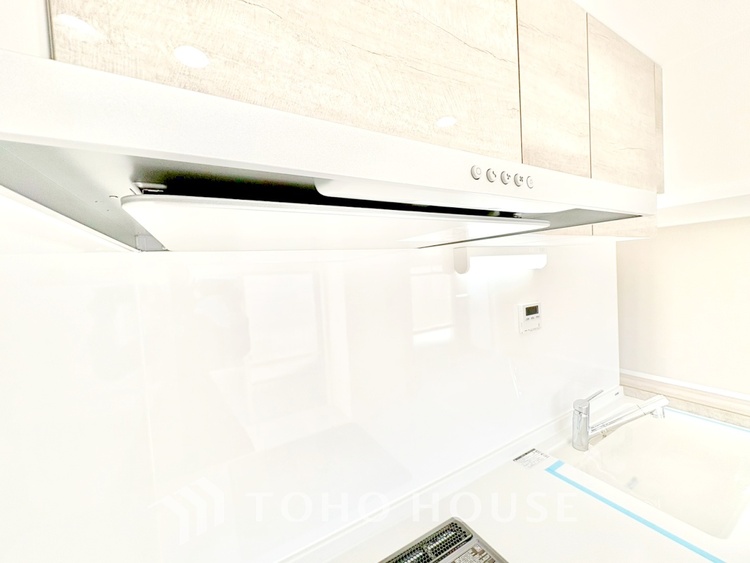 キッチン ◆色彩◆この空間に放たれた光は華美なまでに演出されたデザイン。流れる時をより芳醇なコーヒーの様な色彩奏でるアダージョ。そして情景豊かな作品のような暮らしがイメージできる。