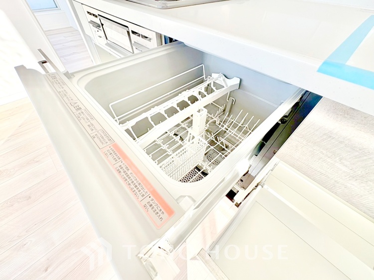 キッチン ◆今宵の食卓◆ダウンライトに反射するグラスを眺めながらワインを注ぐ。トクトクと心地いい音をさせながら、フランスの古城を思わせる薫りがたちこめ、とても幸せな時を過ごせる。