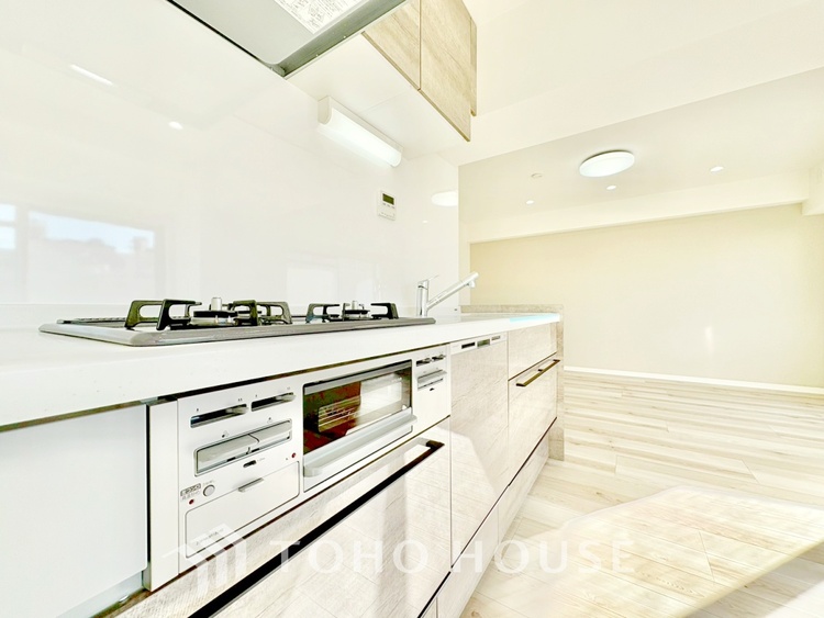 キッチン ◆窓を開けると◆冷涼な風、そよぐリビング。だんらんの場所はここから始まり、ここで終わる。家族の笑顔が集う素敵な場所だから、こだわり抜いた思いが詰まっているのだと思う。