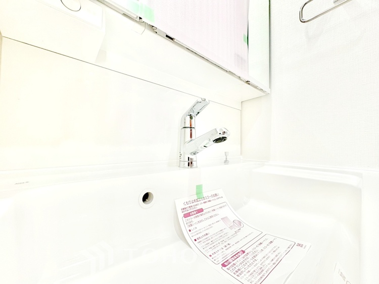 洗面 ◆リビングルーム◆そこには目を輝かせ笑顔で見つめてくれる君がいて、「おかえり」の言葉がこだまする。何気ない日々の挨拶は僕にとっては幸せで、同時に君の瞳にも恋している。