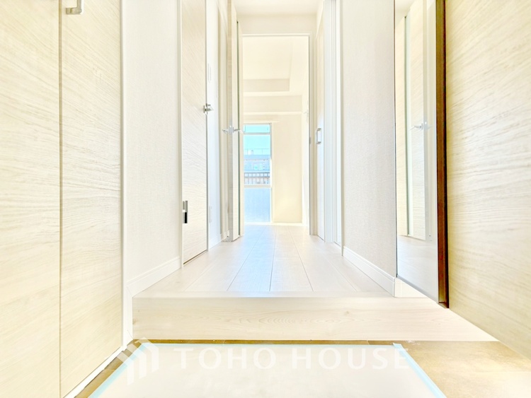 玄関 ◆結ばれた◆玄関ドアを開けるとリビングから聞こえる小走りの足音。靴を脱ぎかけ目の前に立つ君の瞳と交差する。君は微笑みその刹那に心奪われる。佇む僕と君の間に赤い糸が結ばれた。