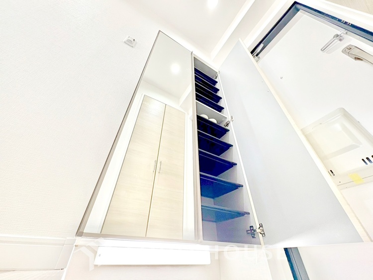 玄関 ◆間接照明◆オレンジ色の光が僕達を大人な気分にさせる。静かで優しく語りかけるその光は、今日の終わりを告げてくれ、でも明日にはいい事が必ず来るよ。そんな囁きが聞こえてくる