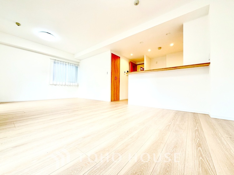 内装 【Pleasant sunlight】 触れることが出来そうな環境が、そのままインテリアに。その豊かで眩い眺望には、心地よい光と風が溢れ、ずっと眺めていたくなるような空間を演出してくれます。