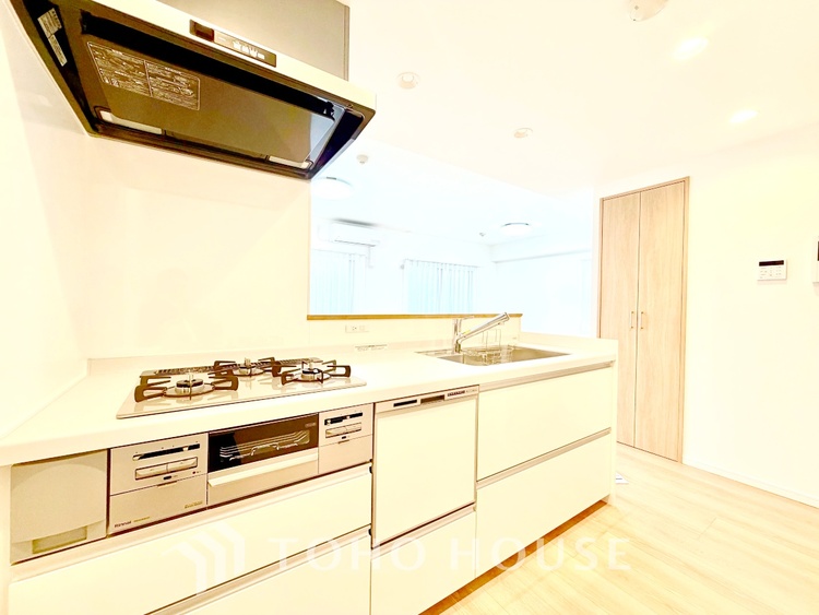 内装 【Kitchen】光り眩い羨望のリビングへ。一歩一歩を踏みしめて家族の集う幸せの場所へ。すべてがクライマックスのマイベストホーム。