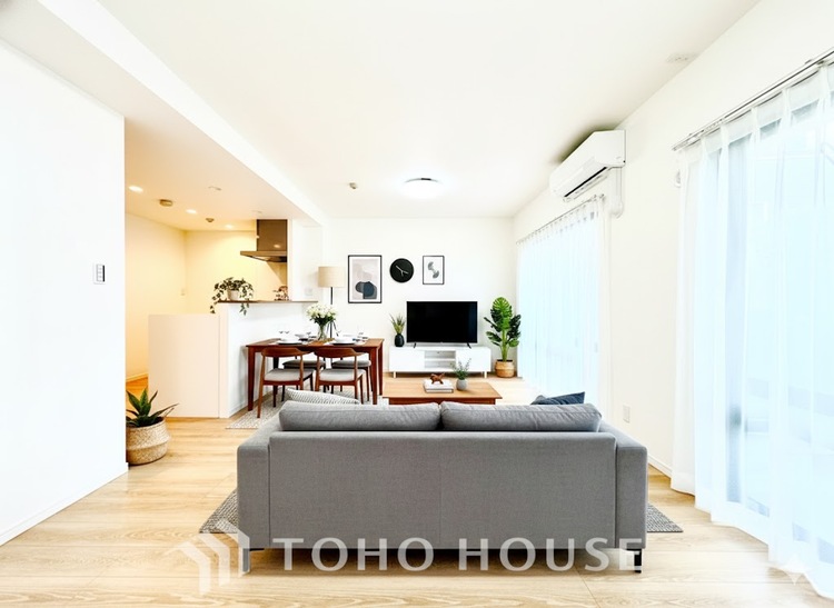 内装 触れることが出来そうな環境が、そのままインテリアに。その豊かで眩い眺望には、心地よい光と風が溢れ、ずっと眺めていたくなるような空間を演出してくれます。※家具はCGです。