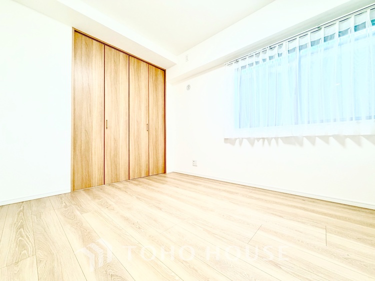 内装 【smart design】太陽の光をスマートにリビングへ。優しくいざなわれた採光が朝は目を覚ませ、昼はくつろぎ、そして夕刻には温もりを与える。他にはないおしゃれなデザインで。