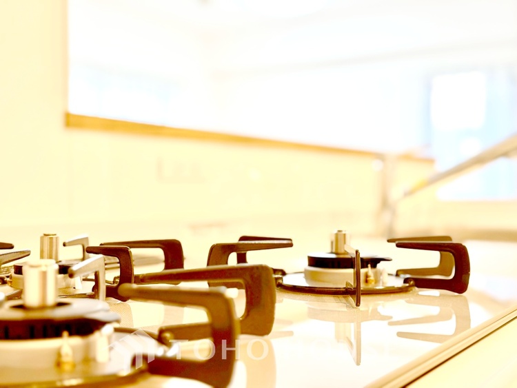 内装 【Kitchen】美しく使いやすいキッチンは油汚れが簡単に拭き取れる素材で加工されており、浄水器シャワーから流す水の音を軽減する静かなシンクを採用。見えないところにさり気ない配慮が嬉しい