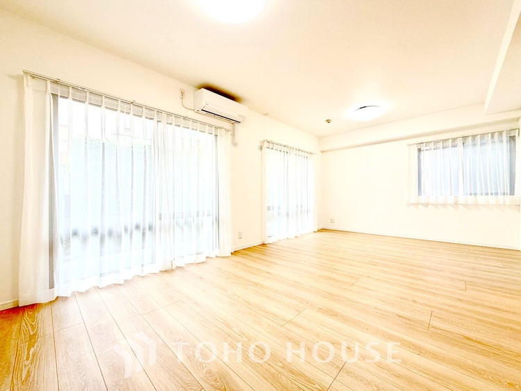 内装 【Ease】家族個々の安らぎの空間。プライベートなBedRoomは暮らす方の感性で造り上げたいもの。誰もが好みで飾れるシンプルな室内に仕上げてあります。