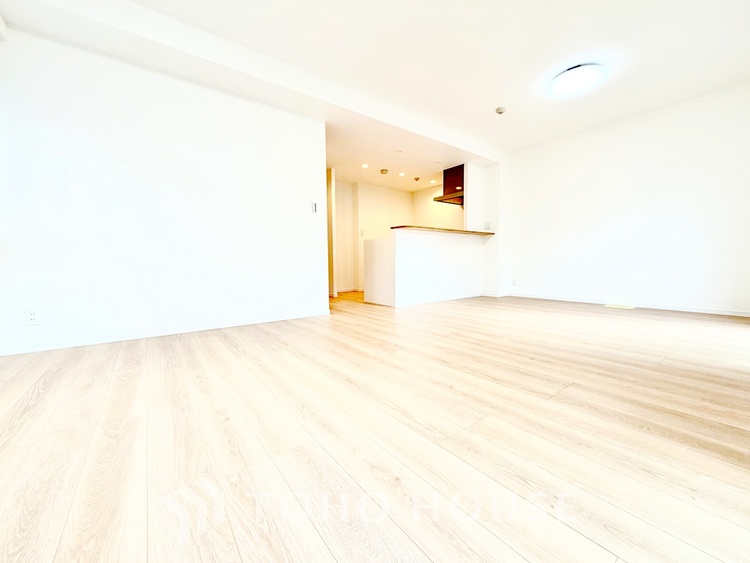 内装 【Living room】◆リビング◆家族への思いを抱きながら、平和に過ごす悠久の時。あたかかく感じるのは、日当たりだけではない。広く和やかに暮らせる空間と、家族の存在を噛みしめて。