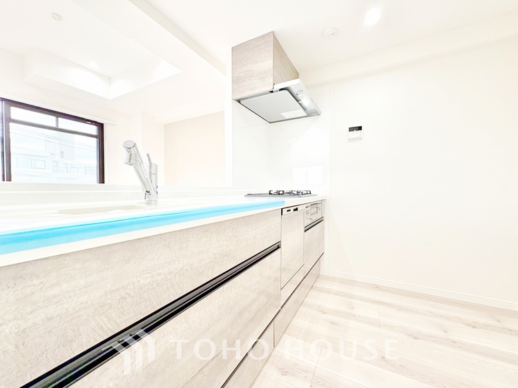 内装 【Kitchen】光り眩い羨望のリビングへ。一歩一歩を踏みしめて家族の集う幸せの場所へ。すべてがクライマックスのマイベストホーム。