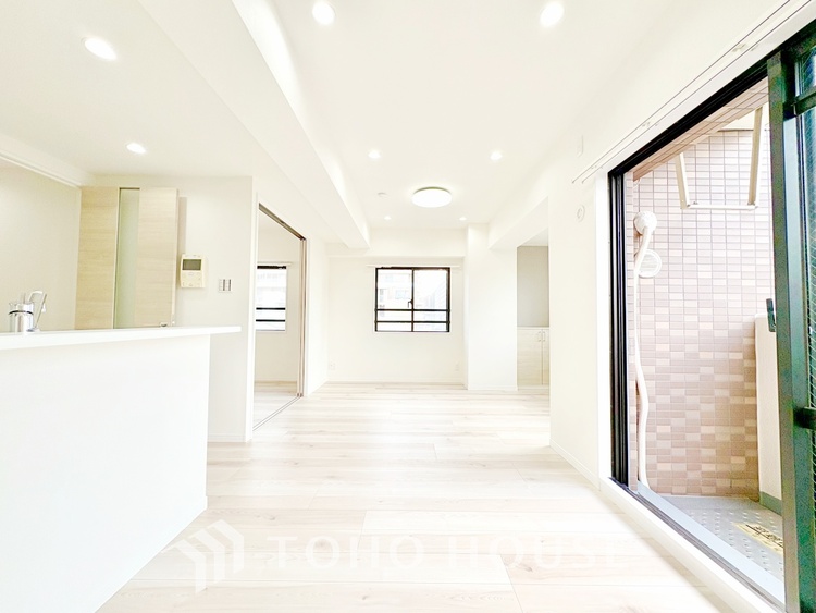 内装 【Ease】家族個々の安らぎの空間。プライベートなBedRoomは暮らす方の感性で造り上げたいもの。誰もが好みで飾れるシンプルな室内に仕上げてあります。