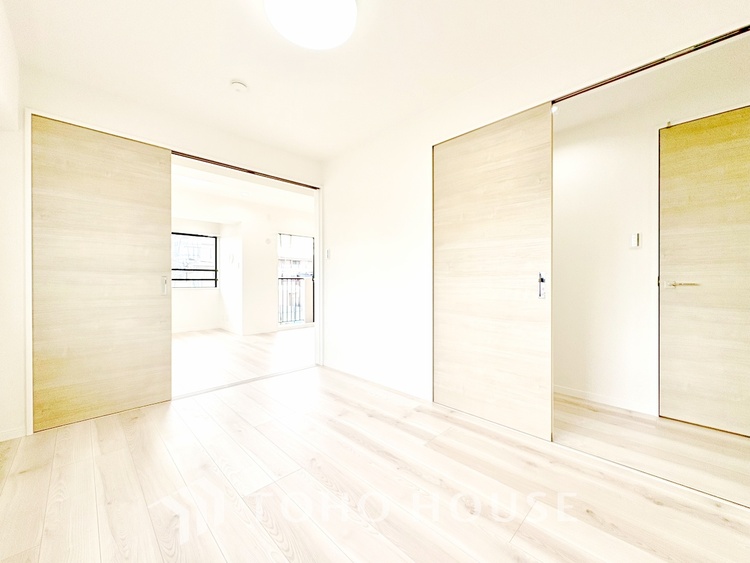 内装 【smart design】太陽の光をスマートにリビングへ。優しくいざなわれた採光が朝は目を覚ませ、昼はくつろぎ、そして夕刻には温もりを与える。他にはないおしゃれなデザインで。